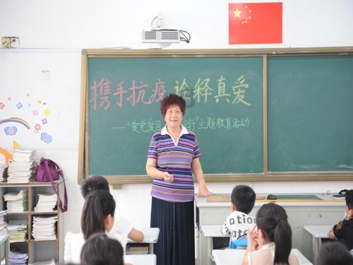 打卡帝都好味道 云念彝家年菜 铜锅油焖鸡 加了黄皮黄肉的土豆哦