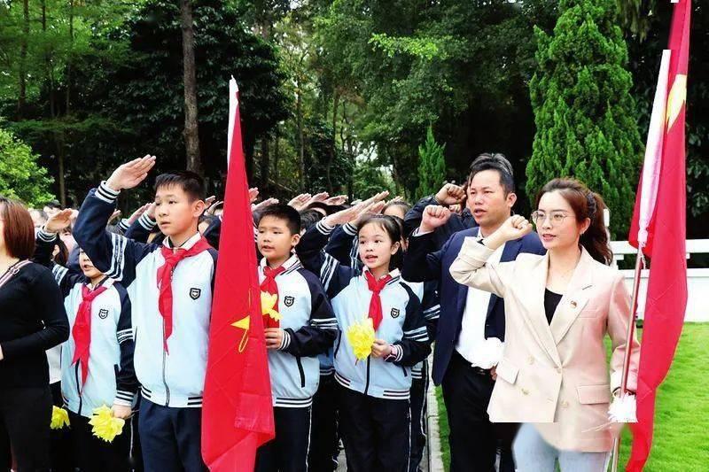 “钢琴大叔”从工地到街头到春晚，这是奋斗者最美的礼赞